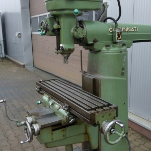 Frezarka uniwersalna Cincinnati Toolmaster 1050x260